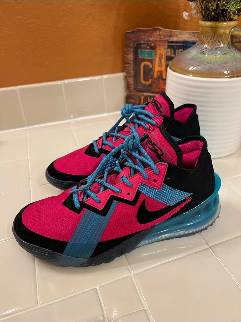 LeBron XVIII LOW, FIREBERRY/BLACK, Men’s Size 8.5-Women’s Size 10, EXCELLENT
